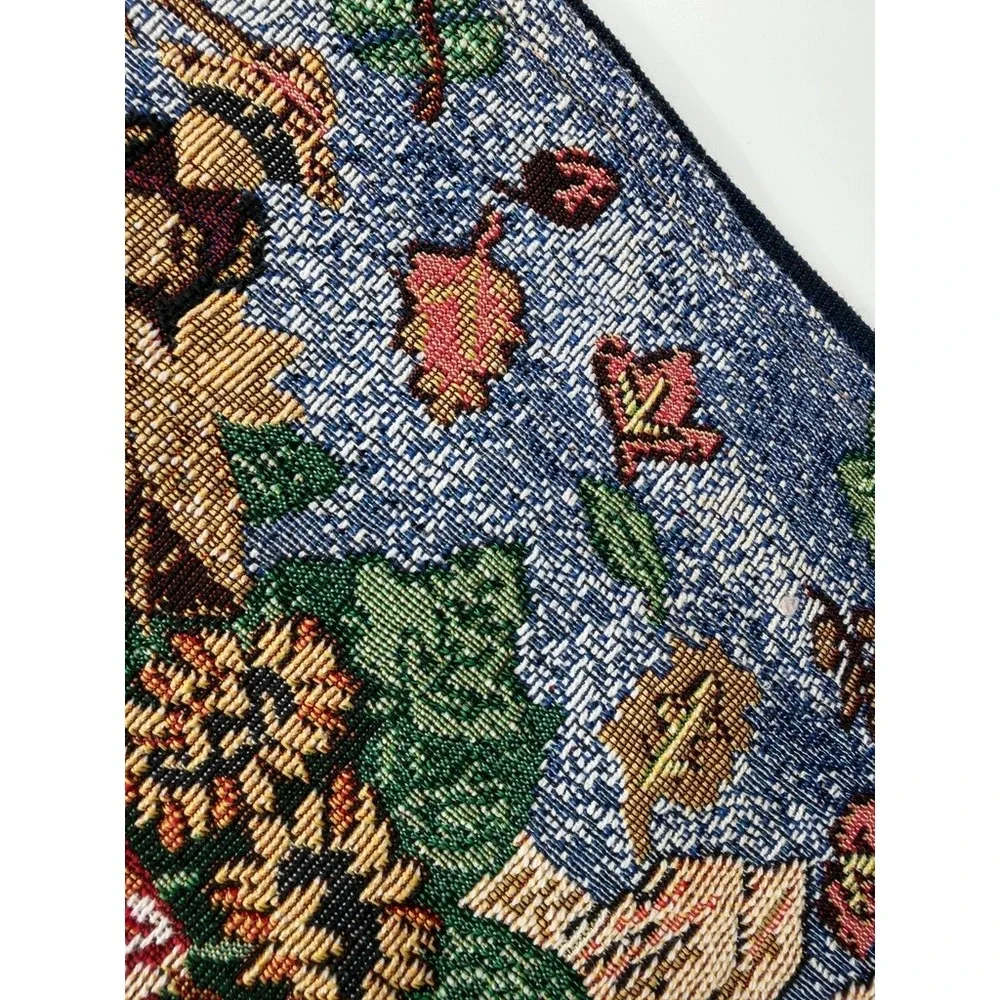 Unbranded table runner